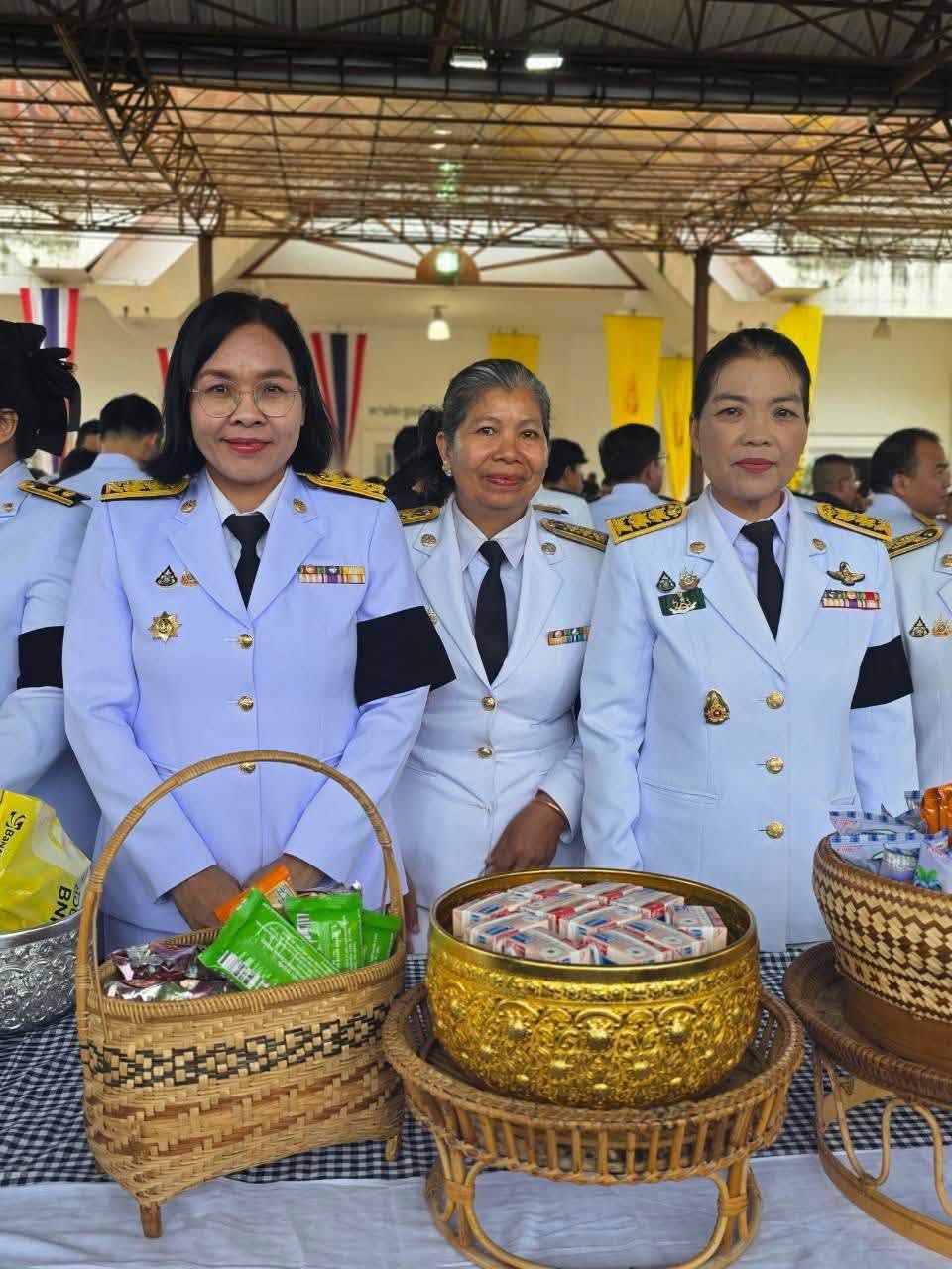 title - ส.ป.ก.ยโสธร ร่วมพิธีเจริญพระพุทธมนต์ อธิษฐานภาวนาขอพรและทำบุญตักบาตรเพื่อถวายเป็นพระราชกุศล แด่พระบาทสมเด็จพระเจ้าอยู่หัว เนื่องในโอกาสวันเฉลิมพระชนมพรรษา และประกอบพิธีถวายสัตย์ปฏิญาณ เพื่อเป็นข้าราชการที่ดี